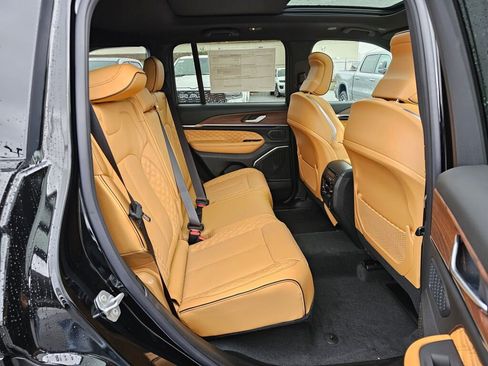 New 2025 Jeep Grand Cherokee Summit image 12