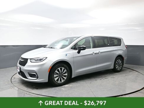 Used 2024 Chrysler Pacifica Select FWD image 11