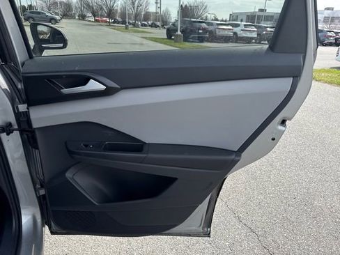 Used 2023 Volkswagen Taos SE w/ Panoramic Sunroof Package image 16