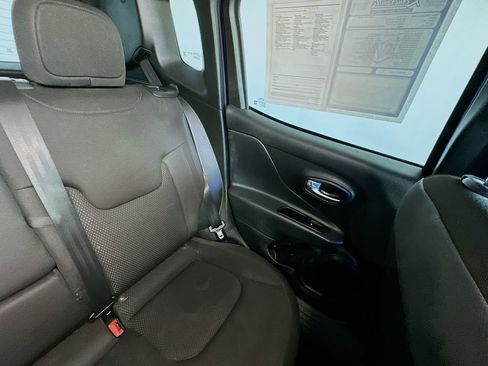 Used 2019 Jeep Renegade Altitude w/ UConnect 8.4 Nav Group FWD image 14