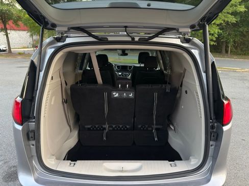 Used 2020 Chrysler Pacifica Touring-L image 21