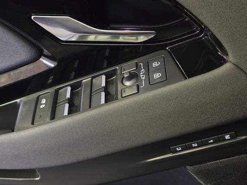 Used 2025 Land Rover Range Rover Evoque S image 10