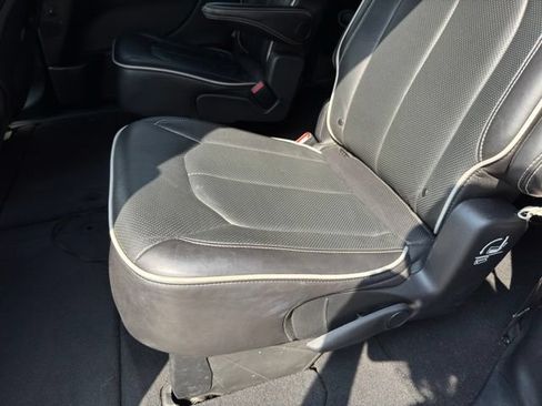 Used 2025 Chrysler Pacifica Limited FWD image 11