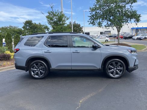 Used 2025 Honda Pilot Sport image 11