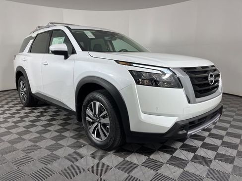 New 2025 Nissan Pathfinder SL image 2