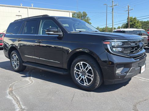 Used 2025 Ford Expedition Active AWD/4WD image 2