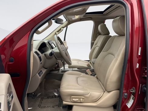 Used 2014 Nissan Frontier SL w/ SL Moonroof Package AWD/4WD image 11