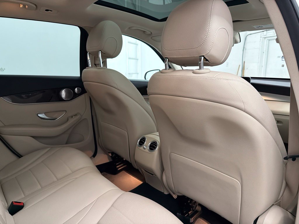 Used 2020 Mercedes-Benz GLC 300 4MATIC image 27