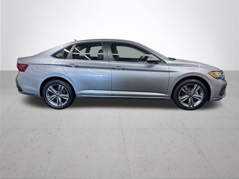 Used 2024 Volkswagen Jetta SE FWD image 8