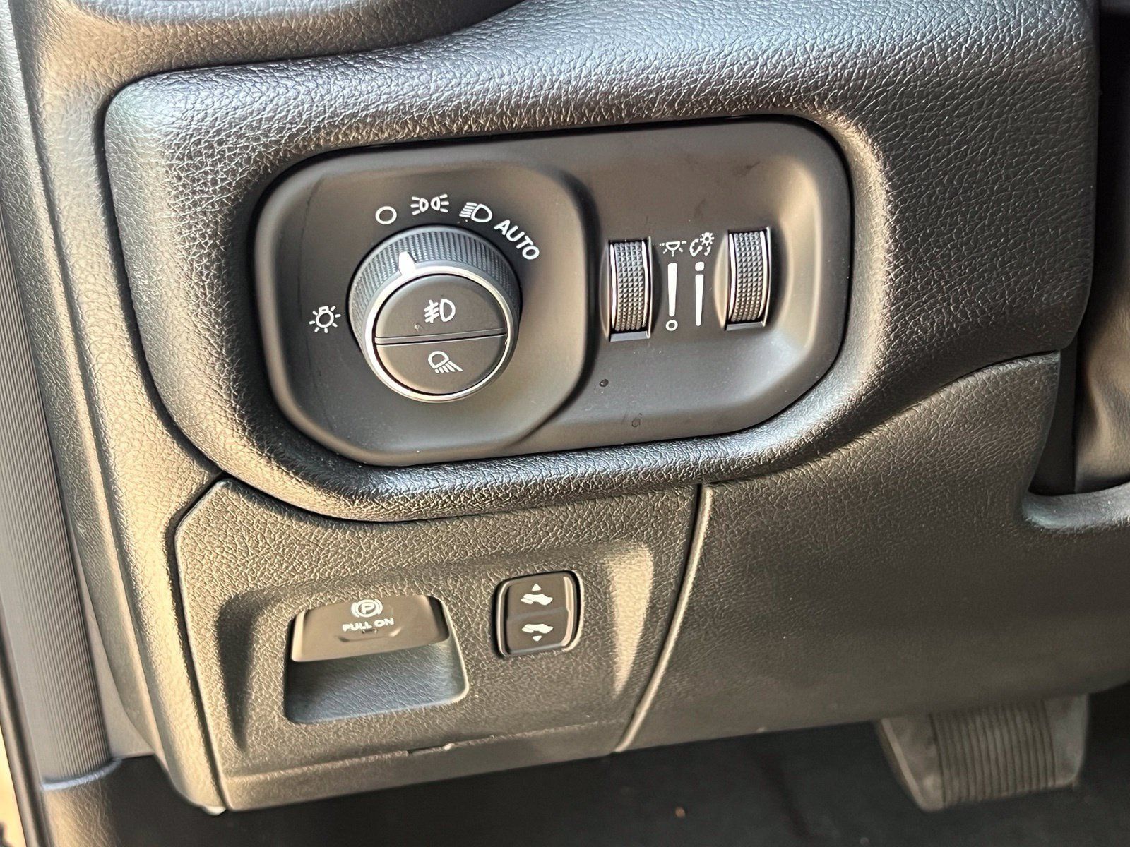 Used 2024 RAM 1500 Laramie AWD/4WD image 28