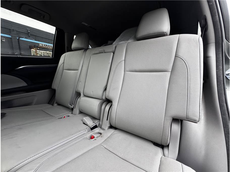 Used 2017 Toyota Highlander Limited w/ Carpet Mat Package AWD/4WD image 4
