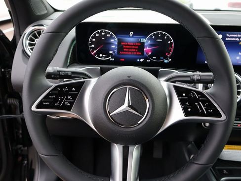 Used 2025 Mercedes-Benz GLB 250 4MATIC image 31