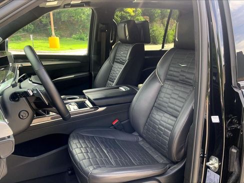 Certified 2025 Cadillac Escalade ESV V w/ LPO, ONYX Package AWD/4WD image 23