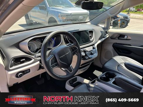 Used 2023 Chrysler Pacifica Touring-L FWD image 5