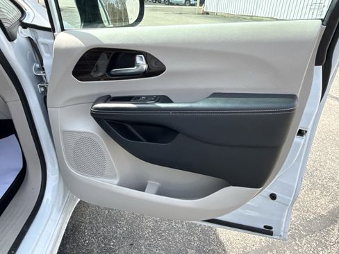 Used 2024 Chrysler Pacifica Limited image 35