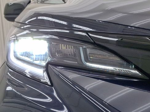 Used 2025 Toyota Sienna XSE image 34