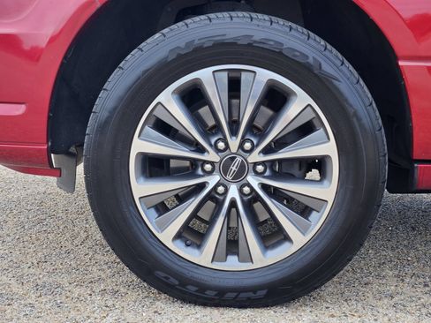 Used 2016 Lincoln Navigator Select RWD image 12