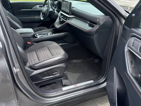 Certified 2025 Ford Explorer ST-Line w/ Premium Package AWD/4WD image 17