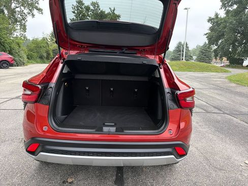 Used 2024 Chevrolet Trax LT w/ Driver Confidence Package FWD image 30