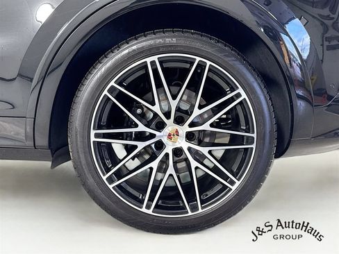 Used 2025 Porsche Cayenne Coupe AWD/4WD image 40