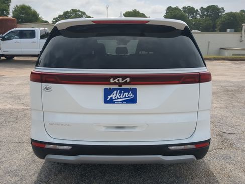 Used 2023 Kia Carnival EX FWD image 4