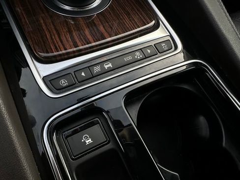 Used 2018 Jaguar F-PACE Portfolio image 31