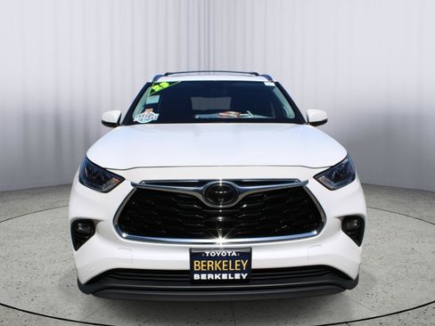Used 2023 Toyota Highlander Limited FWD image 3