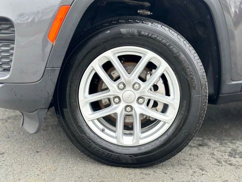 Used 2024 Jeep Grand Cherokee Laredo X AWD/4WD image 2