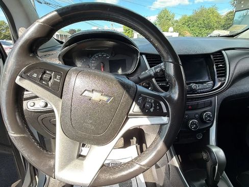 Used 2018 Chevrolet Trax LT w/ LT Convenience Package AWD/4WD image 17