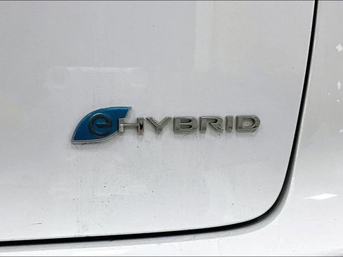 Used 2024 Chrysler Pacifica Select image 24