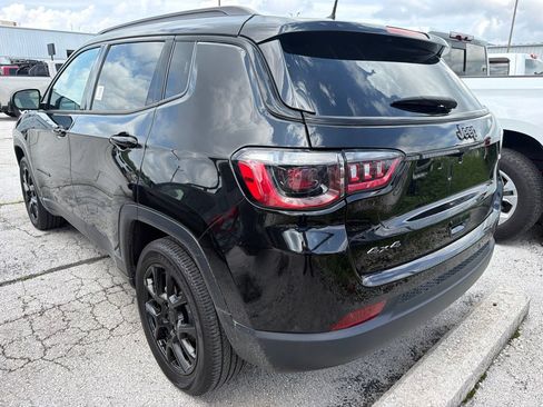 Used 2025 Jeep Compass Latitude w/ Altitude Special Edition AWD/4WD image 3