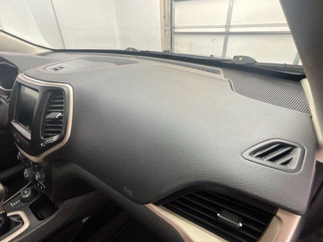 Used 2017 Jeep Cherokee Latitude w/ Comfort/Convenience Group AWD/4WD image 13