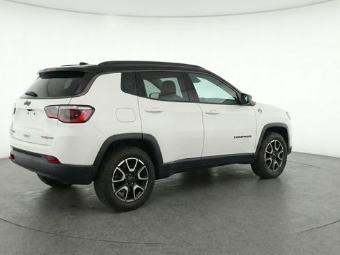 Used 2025 Jeep Compass Trailhawk AWD/4WD image 9