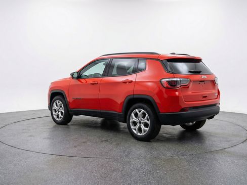 Used 2025 Jeep Compass Latitude image 6