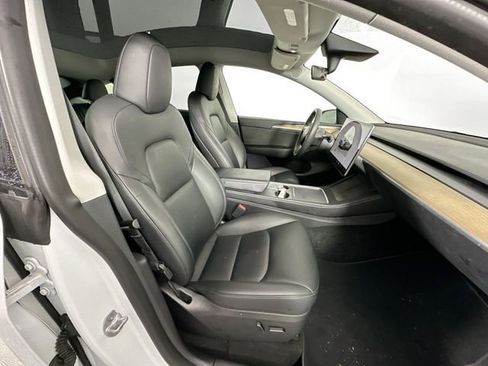 Used 2022 Tesla Model Y Long Range image 25