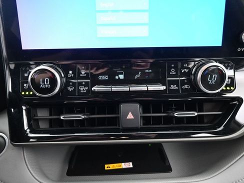 Used 2024 Toyota Highlander Limited image 24