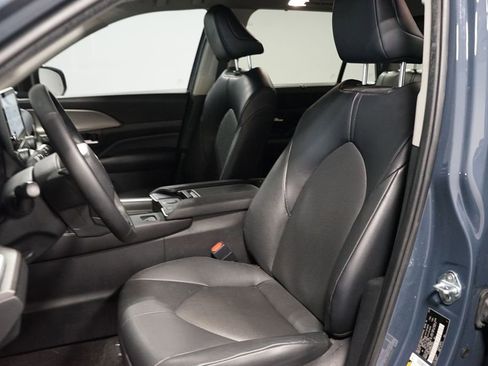 Used 2024 Toyota Grand Highlander XLE image 6