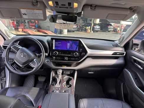 Used 2024 Toyota Highlander Platinum image 22