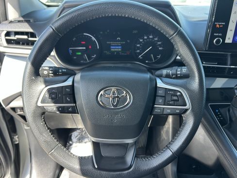 Certified 2025 Toyota Sienna XLE FWD image 26