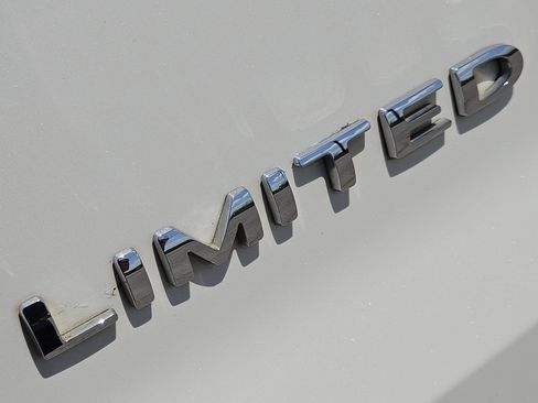 Used 2018 Ford Explorer Limited w/ Ford Safe & Smart Package FWD image 12