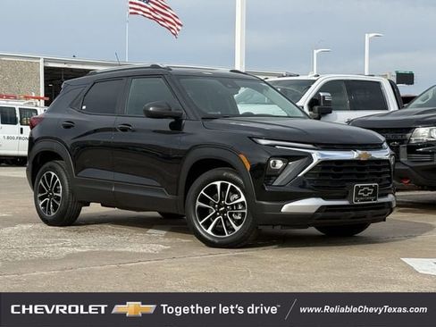 Used 2025 Chevrolet TrailBlazer LT AWD/4WD image 2