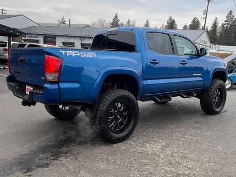 Used 2017 Toyota Tacoma TRD Sport image 5