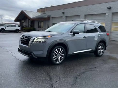 Used 2025 Nissan Pathfinder Platinum image 5