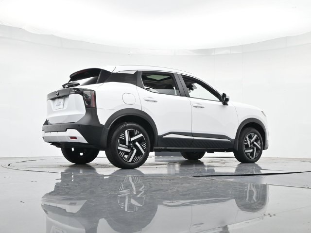 Used 2025 Nissan Kicks SV w/ SV Premium Package FWD image 32
