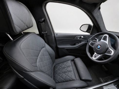 Certified 2026 BMW X7 xDrive40i w/ M Sport Package AWD/4WD image 10