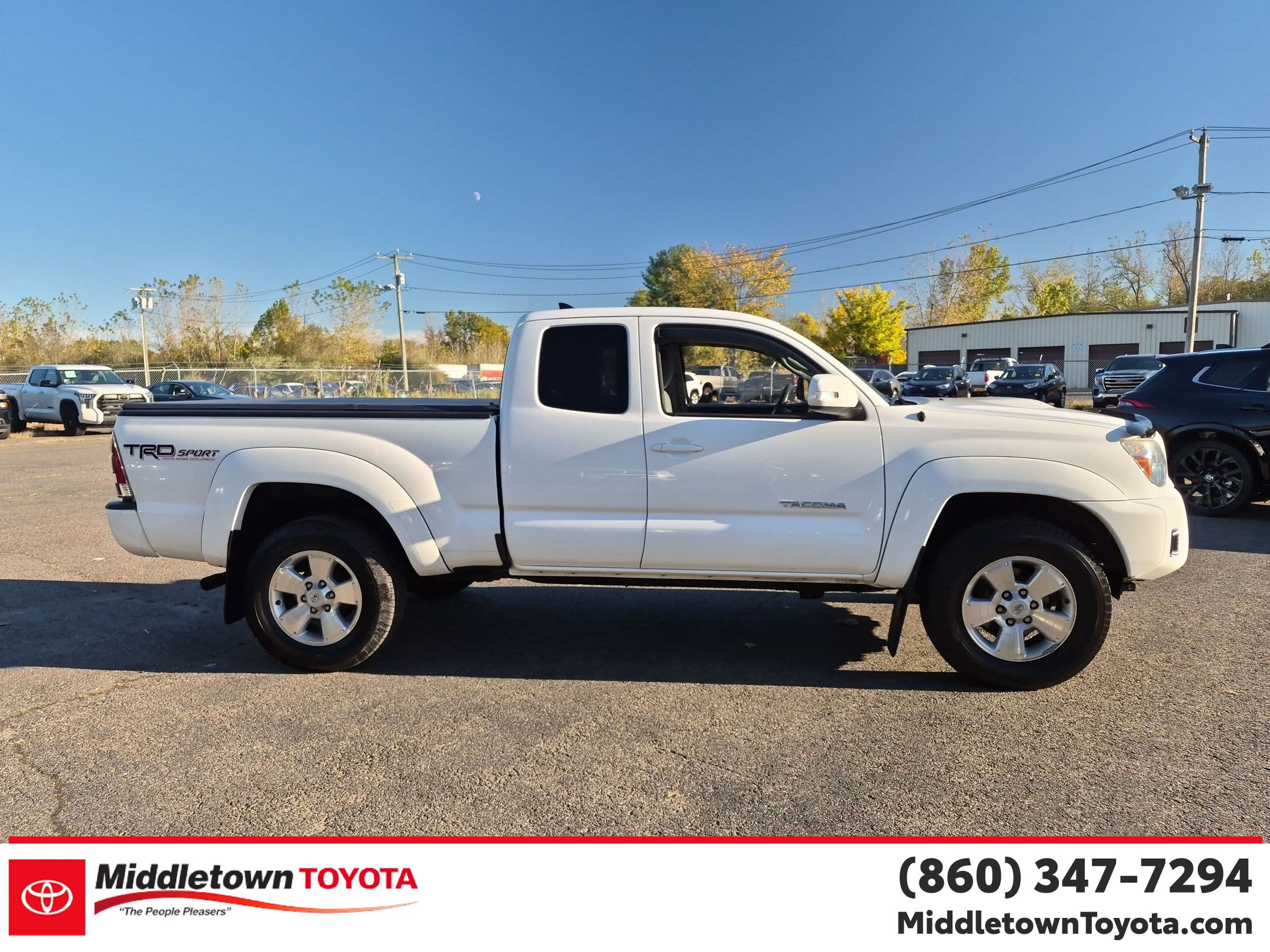 Used 2015 Toyota Tacoma 4x4 Access Cab V6 w/ TRD Sport Package image 2
