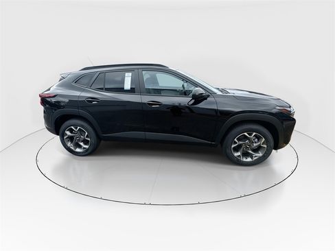 New 2026 Chevrolet Trax LT w/ Sunroof Package image 9