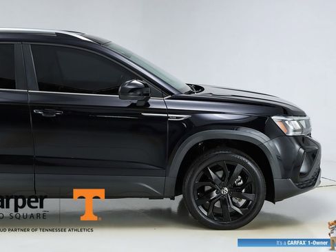 Used 2023 Volkswagen Taos SE w/ Panoramic Sunroof Package image 12