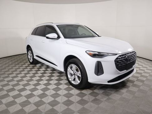 Used 2025 Audi Q5 Premium w/ Convenience Package image 3