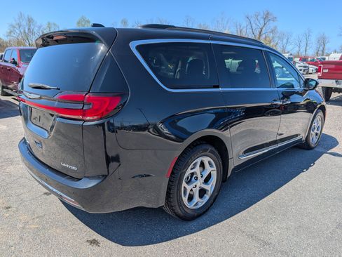 Used 2023 Chrysler Pacifica Limited image 5